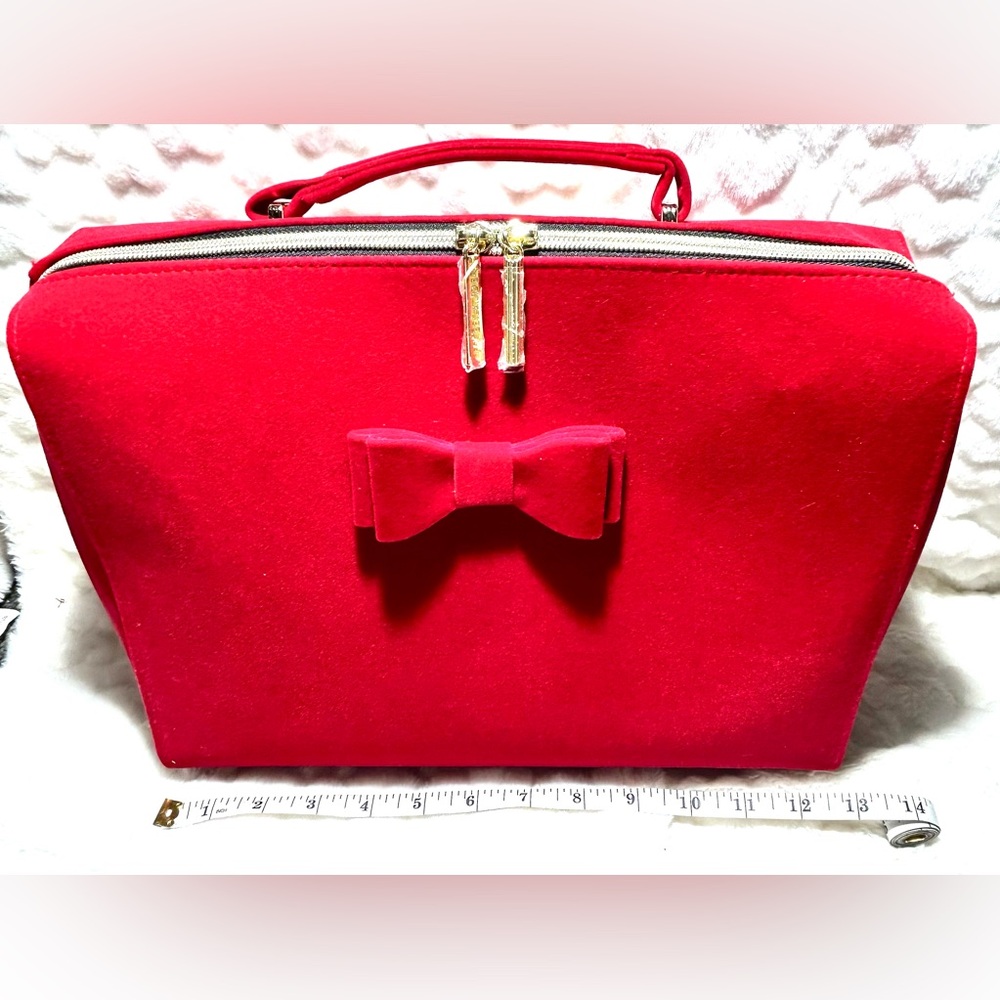 Estée Lauder Red Velvet Bow detail travel bag makeup iPad. Small laptop - Picture 9 of 10
